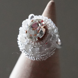 おしゃべりな指輪95 フリーサイズ　ビーズ刺繍のリング　ホワイト　クリア 1枚目の画像