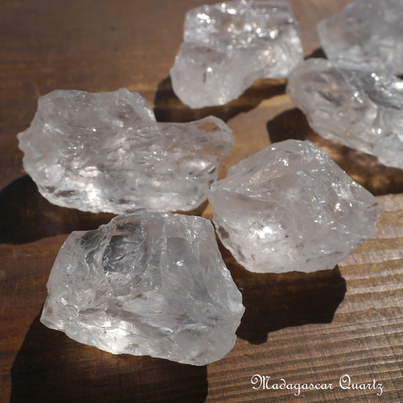天然石3個セット合計約76～78gロッククリスタル(マダガスカル産)ラフカット水晶原石[mgq-230327-02] 1枚目の画像