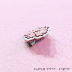 桜【ブローチ】バッチ バッジ さくら サクラ 櫻 花 花見 日本 刺繍 かわいい クロスステッチ ポップ オーダーメイド 2枚目の画像