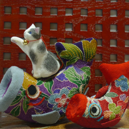 猫だって端午の節句 猫と鯉のぼり 「あのひらひら 触りたいん