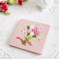 【受注制作】薔薇ブーケの刺繍コンパクトミラー 2枚目の画像