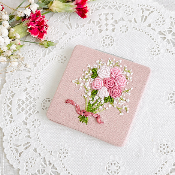 【受注制作】薔薇ブーケの刺繍コンパクトミラー 11枚目の画像