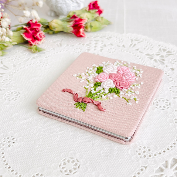 【受注制作】薔薇ブーケの刺繍コンパクトミラー 4枚目の画像