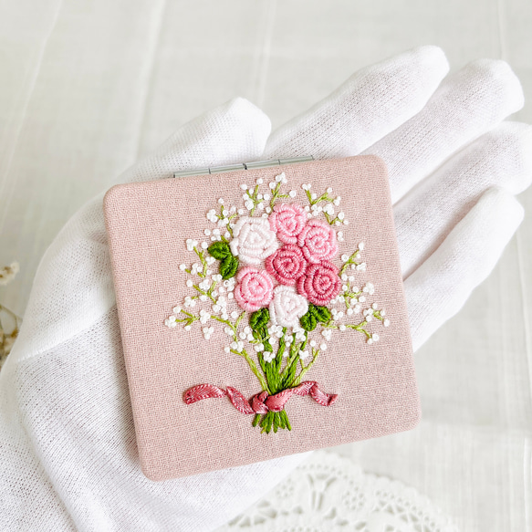 【受注制作】薔薇ブーケの刺繍コンパクトミラー 8枚目の画像