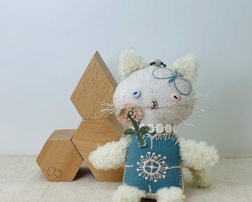 布ぬいぐるみ猫　癒し　肉球あり　ミナペルホネンの葉っぱつき 布ぬいぐるみ猫 癒し 肉球あり ミナペルホネンの葉っぱつき