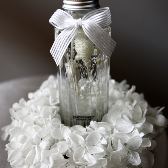 純白の紫陽花リースとハーバリウムセット　タルト型　母の日　誕生日　結婚祝い　プリザーブドフラワー 4枚目の画像