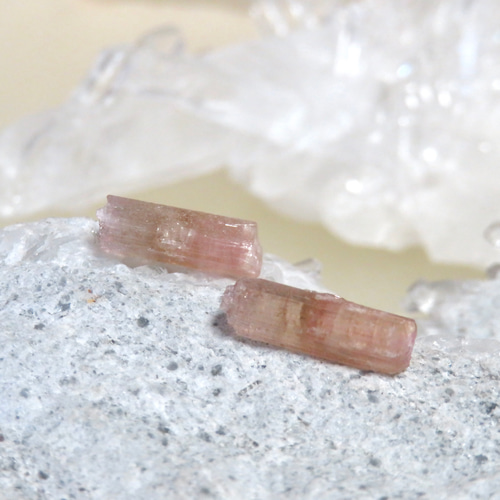 素晴らしいトルマリン結晶　477 トルマリンインクォーツ原石 665g 天然石販売 名取貴石