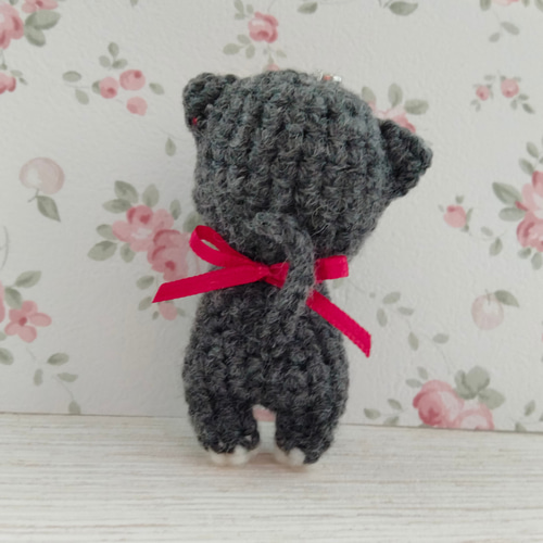 ちょうだいポーズの三毛猫ハート模様あみぐるみストラップ