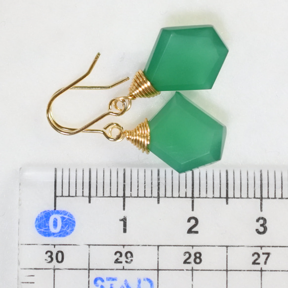 （獨一無二的物品）金鈦耳環，綠瑪瑙（自由形態） 第5張的照片