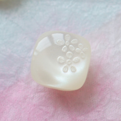 スクエア小花彫刻ボタン　ホワイト　10ｍｍまたは11.5mm 6枚目の画像