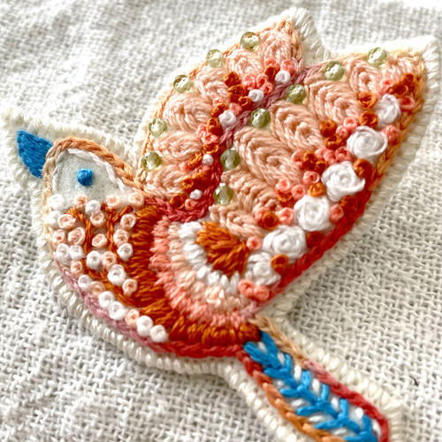 桃色の鳩の刺繍ブローチ＊《ペリドット》 ブローチ Ren Roy 通販