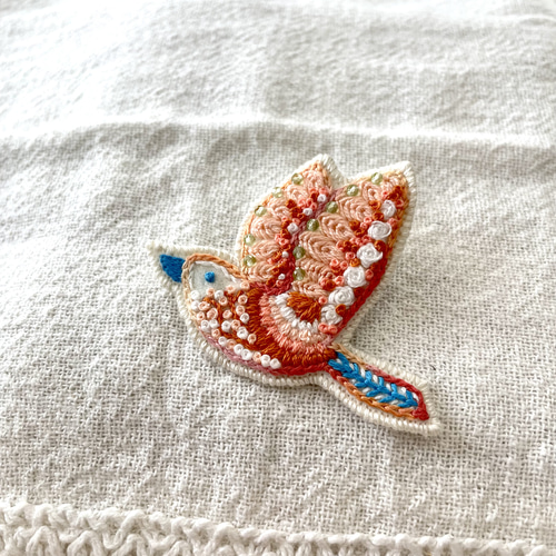 【ペリドット】花とリボンモチーフ　ペリドットブローチ　　ヴィンテージ WEISSブルー＆ペリドットストーン植物ブローチ(ヴィンテージ