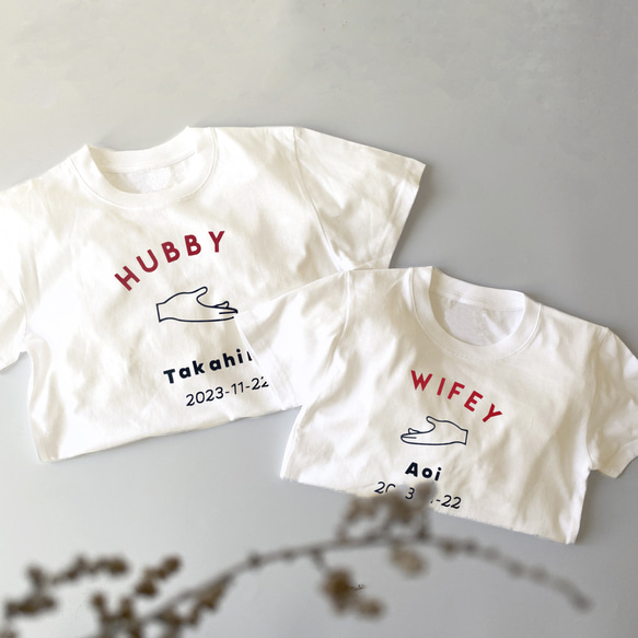 ウェディングペアTシャツ HUBBY＆WIFEY 名前+結婚記念日が入れられる♡ ヴィンテージホワイト 前撮り カップル 1枚目の画像