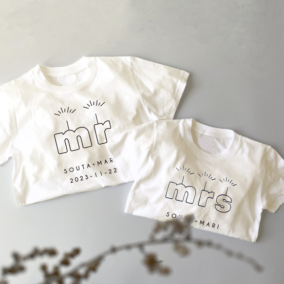 ウェディングペアTシャツ mr＆mrs 名前+結婚記念日が入れられる♡ ヴィンテージホワイト 前撮り カップル 1枚目の画像