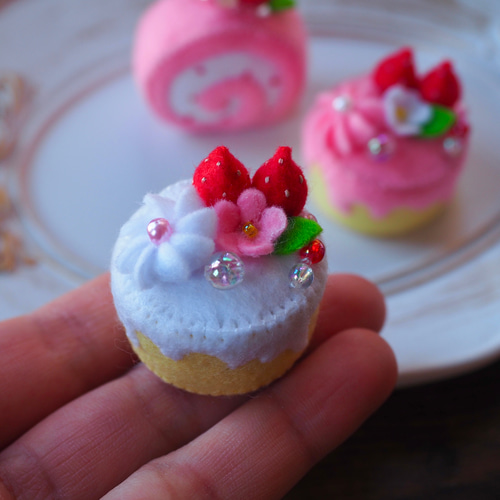 いちごのフェルトケーキ2個&ロールケーキ1個セット 雑貨 いちごのフェルトケーキ2個&ロールケーキ1個セット 雑貨