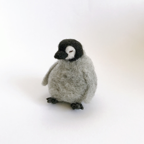 お休み中の皇帝ペンギンのヒナ 羊毛フェルトマスコット 羊毛フェルト