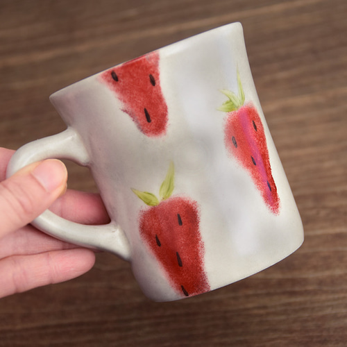 いちご×グレーのマグカップ マグカップ くらしをあそぶ展 通販