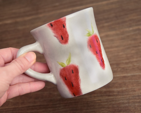いちご×グレーのマグカップ マグカップ くらしをあそぶ展 通販