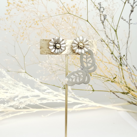 花と蝶のアシメトリー３Wayピアス　真鍮・シルバー950 1枚目の画像