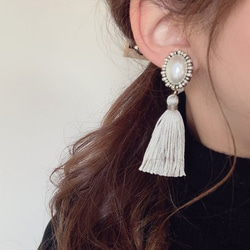 Oval pearl stitch × tassel pierce/earring(Ash Green) 3枚目の画像