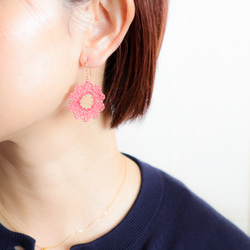 【Creema限定】タティングレースとビーズのピアス Ring＜リング＞ Coral pink ※イヤリングに変更可 2枚目の画像