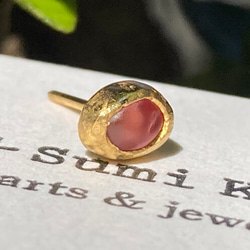 K24 Pure Gold+Raw Red Spinel◆純金 レッドスピネル原石スタッドピアス(片耳分） 4枚目の画像