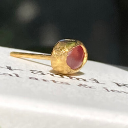 K24 Pure Gold+Raw Red Spinel◆純金 レッドスピネル原石スタッドピアス(片耳分） 3枚目の画像