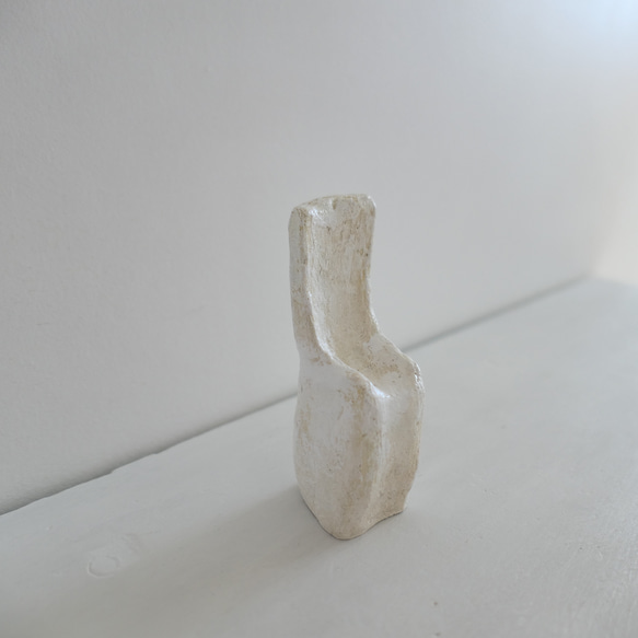 小さな椅子・白い陶オブジェ「  se  na ⅳ 」ディスプレイアート・インテリアアクセサリー・アートピース・花器 3枚目の画像