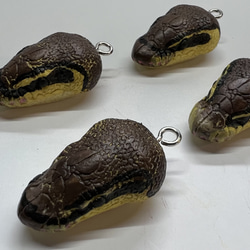 専用ハンドメイド　刺繍　昇華転写　サバンナモニター　キーホルダー　爬虫類 サバンナモニター キーホルダー キーホルダー reptiles kotori