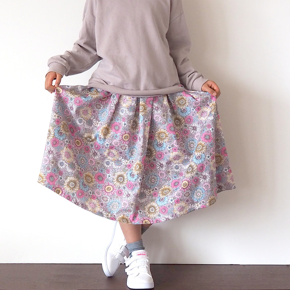 親子コーデ　　ママと一緒　たっぷりギャザースカートセット（花柄グレー） 14枚目の画像