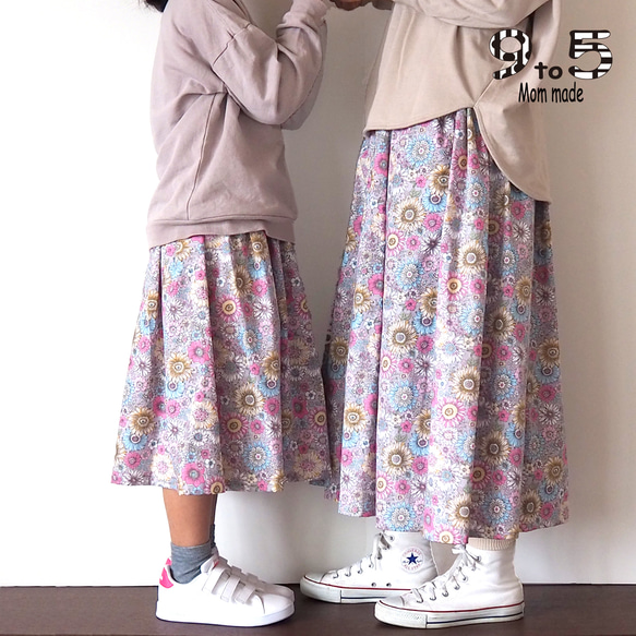 親子コーデ　　ママと一緒　たっぷりギャザースカートセット（花柄グレー） 1枚目の画像