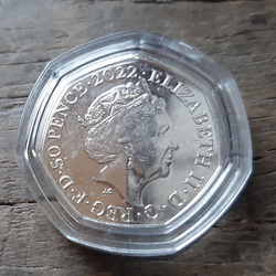 エリザベス女王 2022年虹デザイン イギリス 英国本物50ペンスコイン イギリス 英国 コイン 2枚目の画像