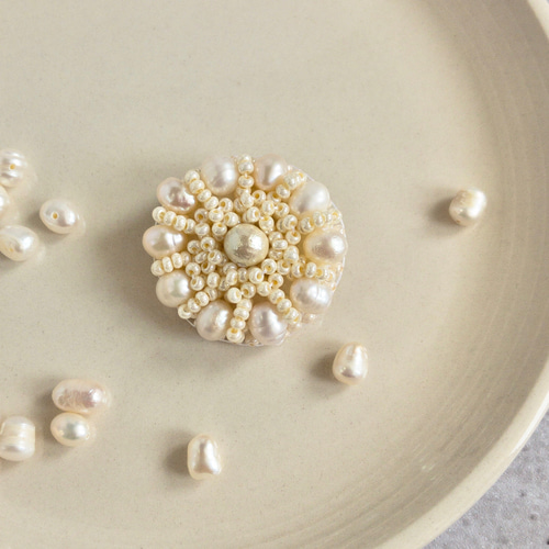 コットンパールと淡水パールのお花 ビーズ刺繍ブローチ ブローチ m.iro  