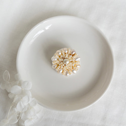 コットンパールと淡水パールのお花 ビーズ刺繍ブローチ ブローチ m.iro  