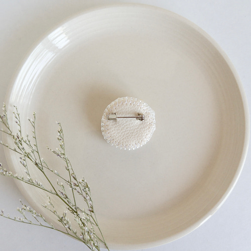 コットンパールと淡水パールのお花 ビーズ刺繍ブローチ ブローチ m.iro  