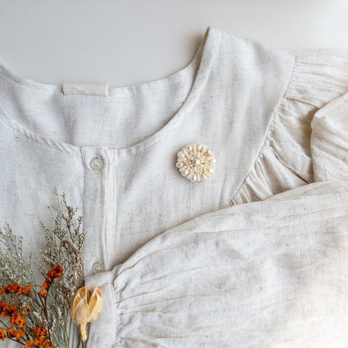 コットンパールと淡水パールのお花 ビーズ刺繍ブローチ ブローチ m.iro  