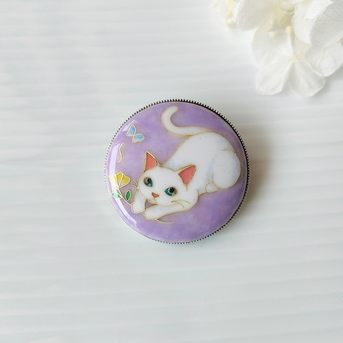 五重の塔　白猫　レジン　ブローチ 七宝焼き・白猫と蝶 ブローチ tora 通販 15669709｜Creema(クリーマ)