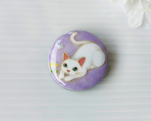 七宝焼き・白猫と蝶 ブローチ tora 通販 15669709｜Creema(クリーマ)