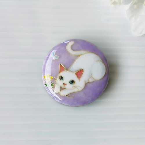 七宝焼き・白猫と蝶 ブローチ tora 通販 15669709｜Creema(クリーマ)