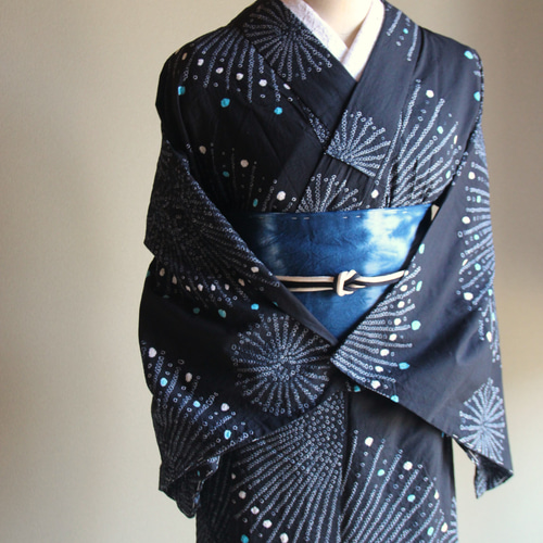 浴衣、有松鳴海絞り、高級縮緬絞り、綿、新品、美品、黒地花柄小紋 柄着物、激安❗️ 有松鳴海絞り 浴衣 (花唐草紋様 未使用 小サイズ 藍色) - メルカリ