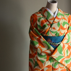 たまご色×オレンジ　やさしい雰囲気の葉柄がアールデコ調で大人かわいい　裄68ｃｍ　ウール　　和裁師手縫い着物 9枚目の画像