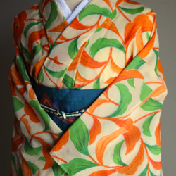 たまご色×オレンジ　やさしい雰囲気の葉柄がアールデコ調で大人かわいい　裄68ｃｍ　ウール　　和裁師手縫い着物 6枚目の画像