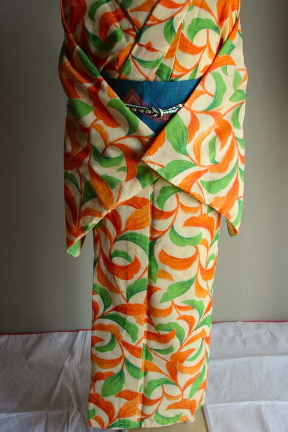 たまご色×オレンジ　やさしい雰囲気の葉柄がアールデコ調で大人かわいい　裄68ｃｍ　ウール　　和裁師手縫い着物 5枚目の画像