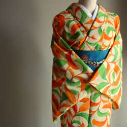 たまご色×オレンジ　やさしい雰囲気の葉柄がアールデコ調で大人かわいい　裄68ｃｍ　ウール　　和裁師手縫い着物 8枚目の画像