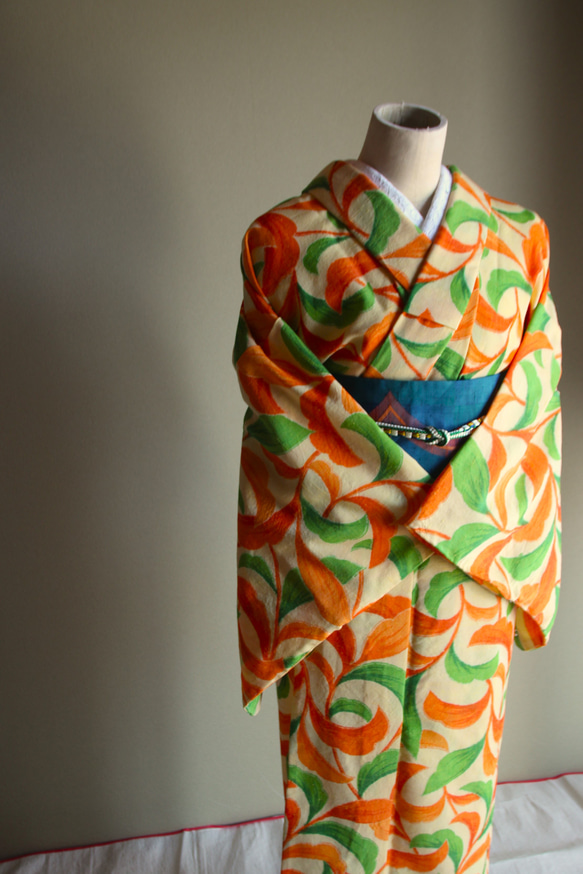 たまご色×オレンジ　やさしい雰囲気の葉柄がアールデコ調で大人かわいい　裄68ｃｍ　ウール　　和裁師手縫い着物 8枚目の画像