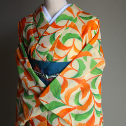 たまご色×オレンジ　やさしい雰囲気の葉柄がアールデコ調で大人かわいい　裄68ｃｍ　ウール　　和裁師手縫い着物 1枚目の画像