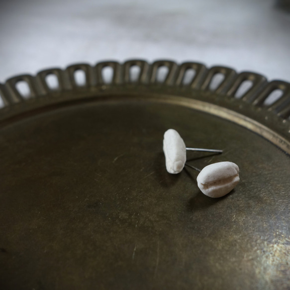 Junclay coffee time×白　軽量 セラミック　ホワイト　金属アレルギー対応 陶ピアス コーヒー豆 4枚目の画像