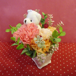 くまちゃんとピンクのカーネーションのプリザーブドフラワーアレンジとお花や鳥の形の焼き菓子２袋のギフトセット 6枚目の画像