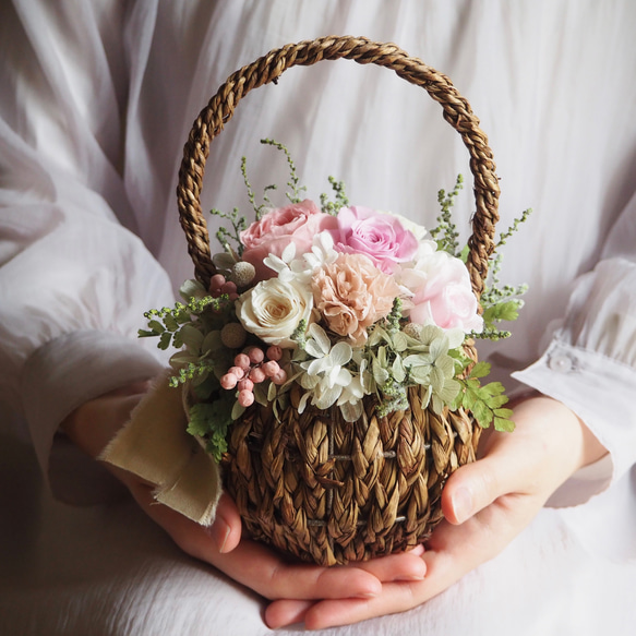 ♦︎母の日♦︎ペール＆モーヴカラーのこぼれる花籠＊プリザーブドフラワー 2枚目の画像