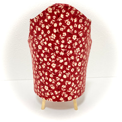 ミニチュアソファ　赤花柄　ラウンド　足付き　背面金色ビーズ付き 3枚目の画像